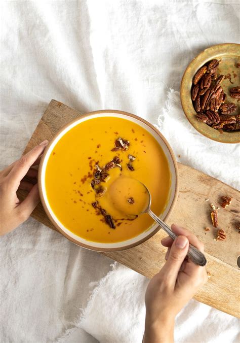 Crème de carottes garniture de pacanes épicées à lérable Trois