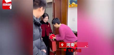 男子首次带女友回家全家拿红包门口迎接 被重视，真好！新闻频道中华网