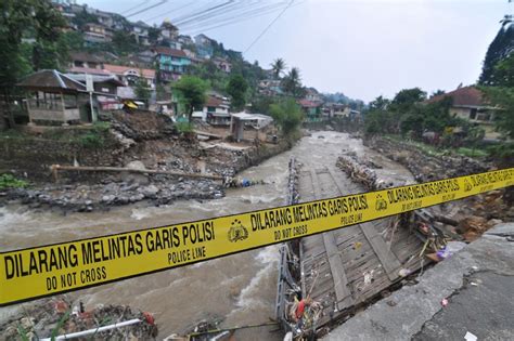 Floods In Indonesia Kill 29 Dozen Missing