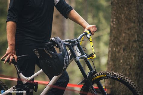 Das Raaw Yalla Im Exklusiven Dauertest Ein Downhill Bike Aus Dem