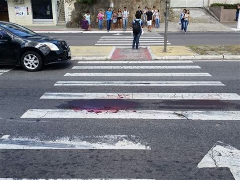 G1 Mulher é atropelada por ônibus após cair de moto em Vitória