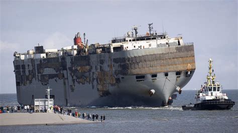 Beschädigter Autofrachter im sicheren Hafen eingefahren PULS 24