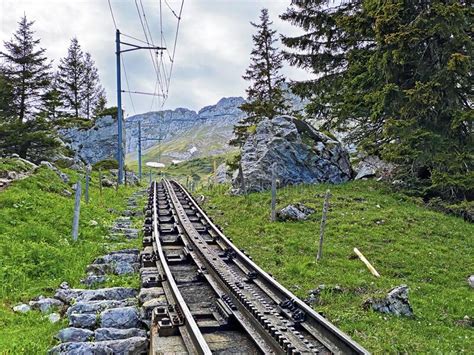 Ferrocarril De Pilatus Suiza Foto De Archivo Imagen De Ambiente Roca 59706068