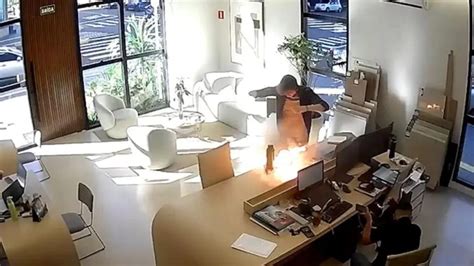 Vídeo Celular Ligado Na Tomada Explode Em Escritório No Paraná