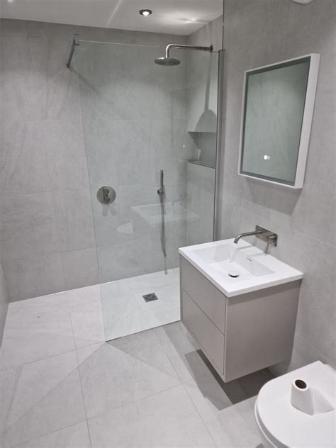 Average Hourly Rates and Compensation for Professional Tilers