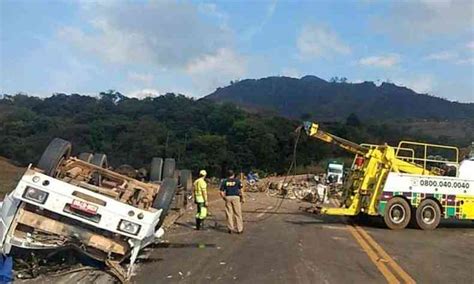 Carreta Tomba E Interdita A Br 040 Em Ouro Preto Gerais Estado De Minas