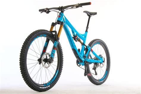 Hot Bike of The Year: Pivot Cycles Mach 6 Carbon - Mountain Bike Action ...