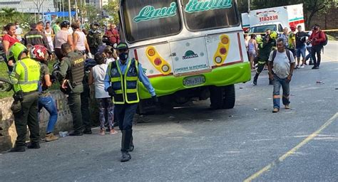 Un Bus Un Carro Una Camioneta Y 5 Motos Perjudicados En Aparatoso Accidente En Bucaramanga