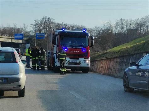 Incidente Sulla Tangenziale Scontro Fra Auto Ferite Due Persone