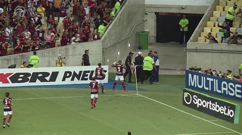 Flamengo Acorda No Segundo Tempo Vence Botafogo Por 3 A 0 E Segue