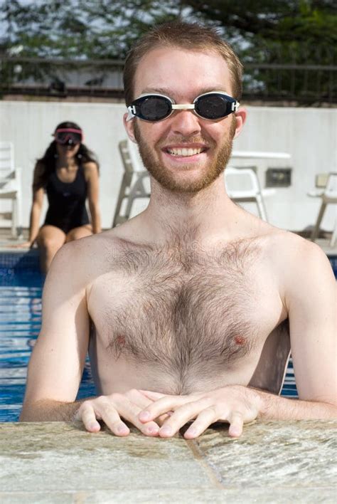 Hombre Y Mujer Que Se Sientan En La Piscina Vertical Foto De Archivo