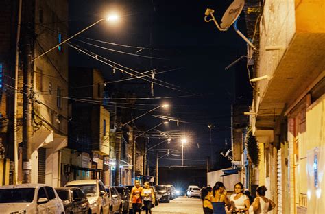 União de Vila Nova de praticamente escura a completamente iluminada