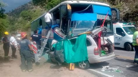 Choque Frontal Entre Auto Y Colectivo Deja Cuatro Muertos En La Calera