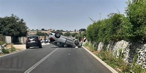 Auto Contro Un Muro Poi Si Ribalta Incidente Tra Pozzallo E Modica