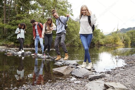 Grupo Multi Tnico De Cinco Amigos Adultos J Venes Tomados De La Mano Y