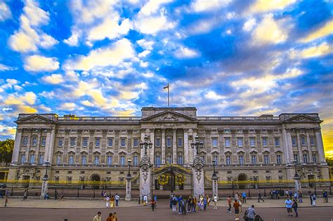 Pałac Buckingham na rzecz prześladowanych chrześcijan