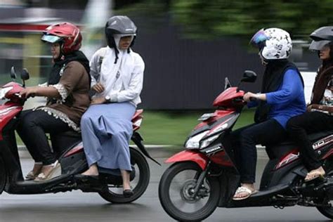 Gambar Orang Naik Motor 55 Koleksi Gambar