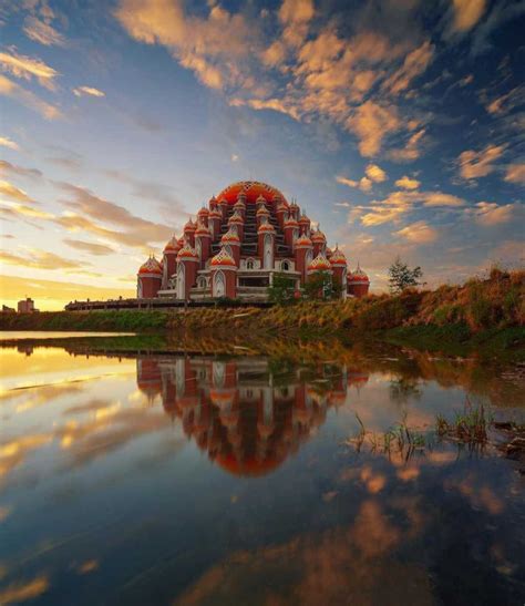 Potret Masjid 99 Kubah Di Makassar