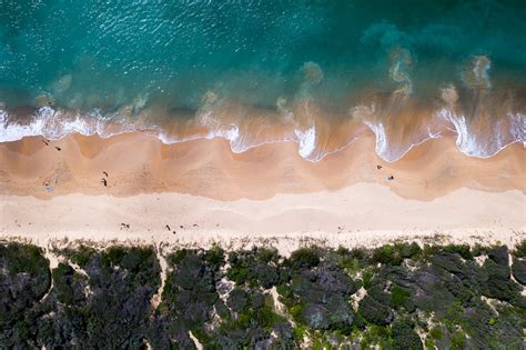 Sea washing sandy seaside in resort · Free Stock Photo