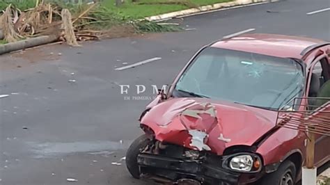 Motorista Perde Controle De Ve Culo Em Avenida E Colide Contra Dois