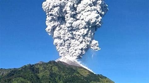 Mount Merapi erupts, with a possible lava lake forming