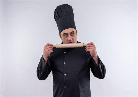 Olhando Para O Lado Cozinheiro Masculino De Meia Idade Em Uniforme De