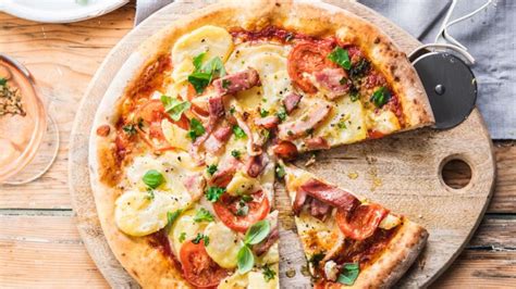 Pizza Aux Pommes De Terre Tomates Et Lardons Facile D Couvrez Les