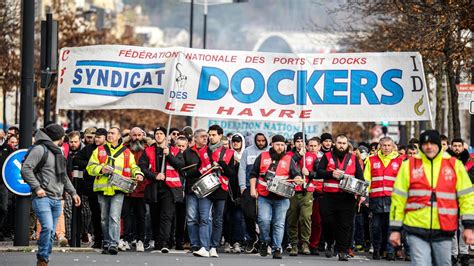 Les ouvriers des ports et docks en grève contre lapplication de la