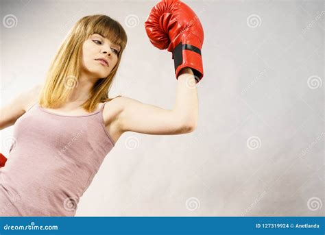 Guantes De Boxeo De La Mujer Que Desgastan Foto De Archivo Imagen De