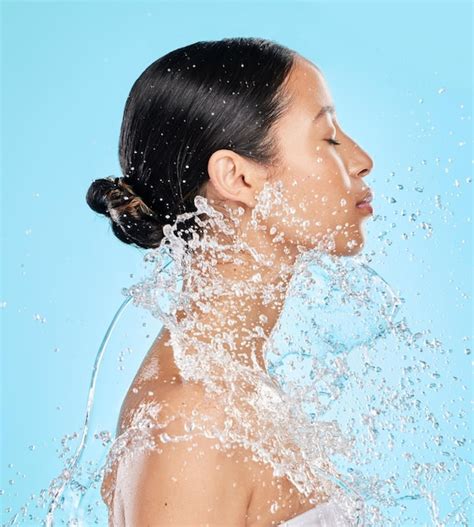 Agua De Belleza Y Rostro De Mujer Sobre Fondo Azul Para El Bienestar De