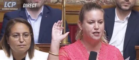 Regardez La Députée Insoumise Mathilde Panot Brandir à Lassemblée Nationale Une Fiole Contenant