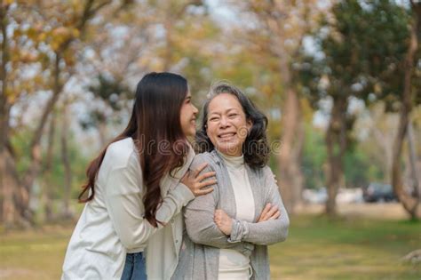 Hija Adulta Con Madre Mayor Mostrando Amor Y Caminando Juntos En El