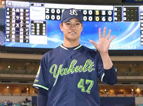 ＜中・ヤ＞球団新記録となる開幕5連勝を飾り、勝ち星を挙げた高橋は5連勝のポーズを決める（撮影・椎名 航） ― スポニチ Sponichi