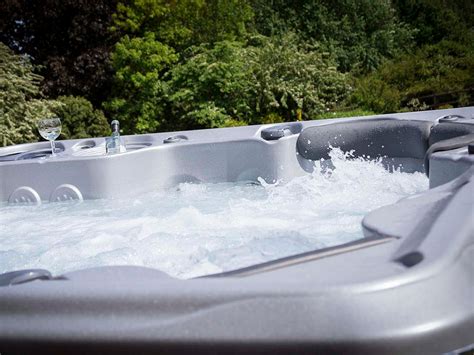 Wat Is Het Verschil Tussen Een Jacuzzi Spa Hottub En Een Whirlpool