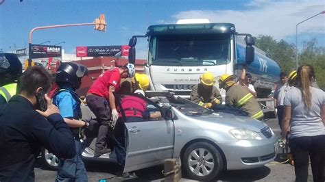 Impactante Choque Entre Un Cami N Y Un Auto Tres Heridos Mejor Informado