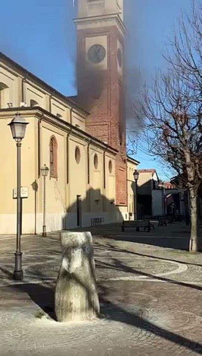 Parabiago Incendiato Il Presepe Di Villastanza Il Fumo Esce Dalla