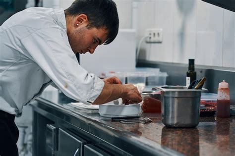 Premium Photo | Pastry chef preparing desserts