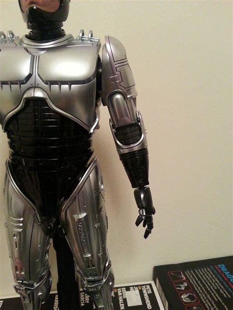 Hot Toys MMS202D04 1 6th Scale RoboCop Collectible Figure Page