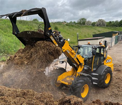 On Test Jcbs New Tm420s Pivot Steer Telehandler Farmers Weekly