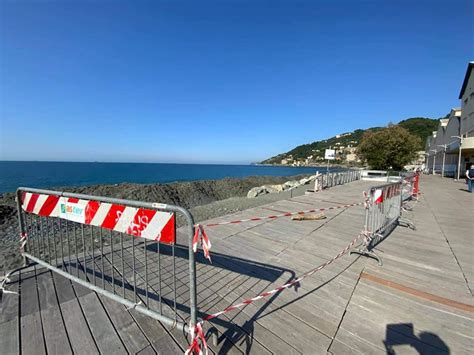 Voltri Ripascimento In Ritardo E Spiaggia Inaccessibile Foto