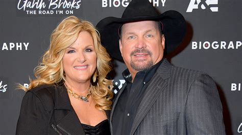 Garth Brooks And Trisha Yearwood's Wedding Cake Is On The Menu At His ...