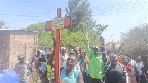 Kirinyaga Chaos As Residents Take Coffins To Police Station Demanding