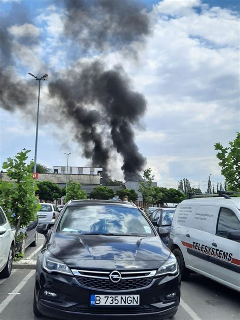 FOTO INCENDIU la un centru de colectare a deșeurilor plin cu BUTELII