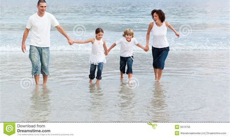 Familia Que Recorre En La Playa Foto De Archivo Imagen De Gente