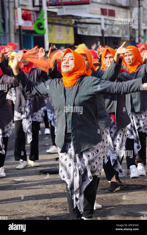 Indonesian Do Flash Mob Traditional Dance To Celebrate National