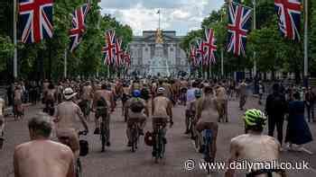 The Bare Cheek Of It Hundreds Of Nude Cyclists Descend Upon Buckingham