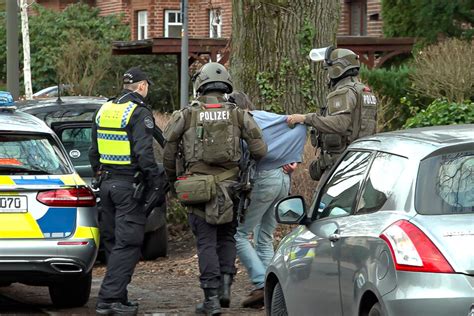 Hamburg Mann Bedroht Polizist Mit Messer Sek Einsatz