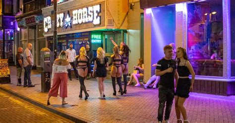 22 pictures as Blackpool nightclubs and bars open to hundreds ...