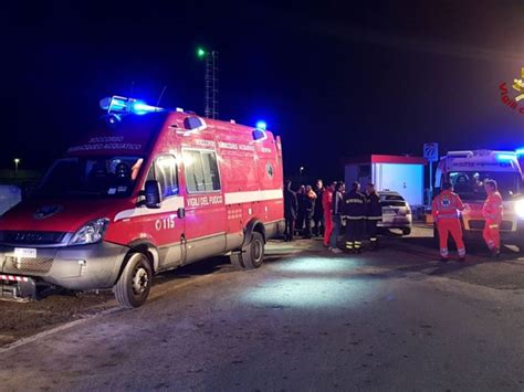 Finale Donna Tenta Il Suicidio Tuffandosi In Mare Salvata Ivg It