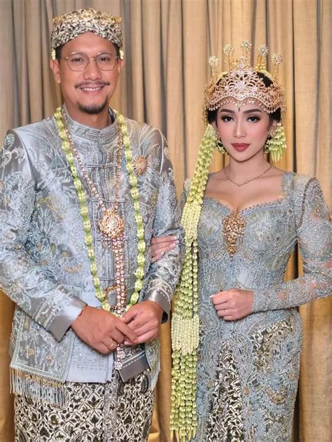 Potret Para Selebriti Kenakan Kebaya Sunda Modern Di Acara